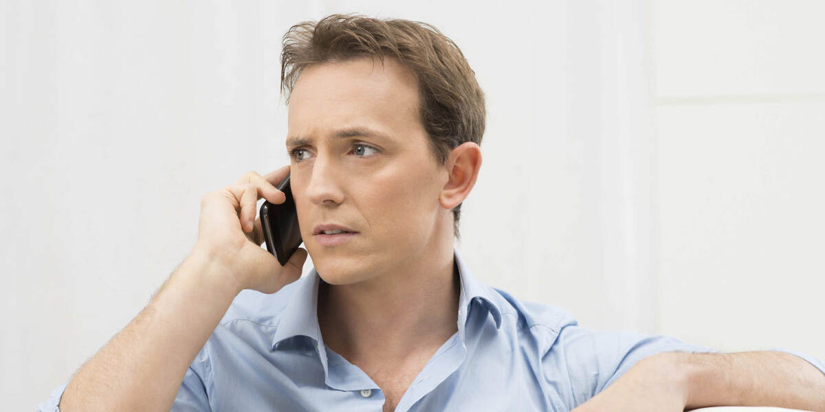 парень говорит по телефону