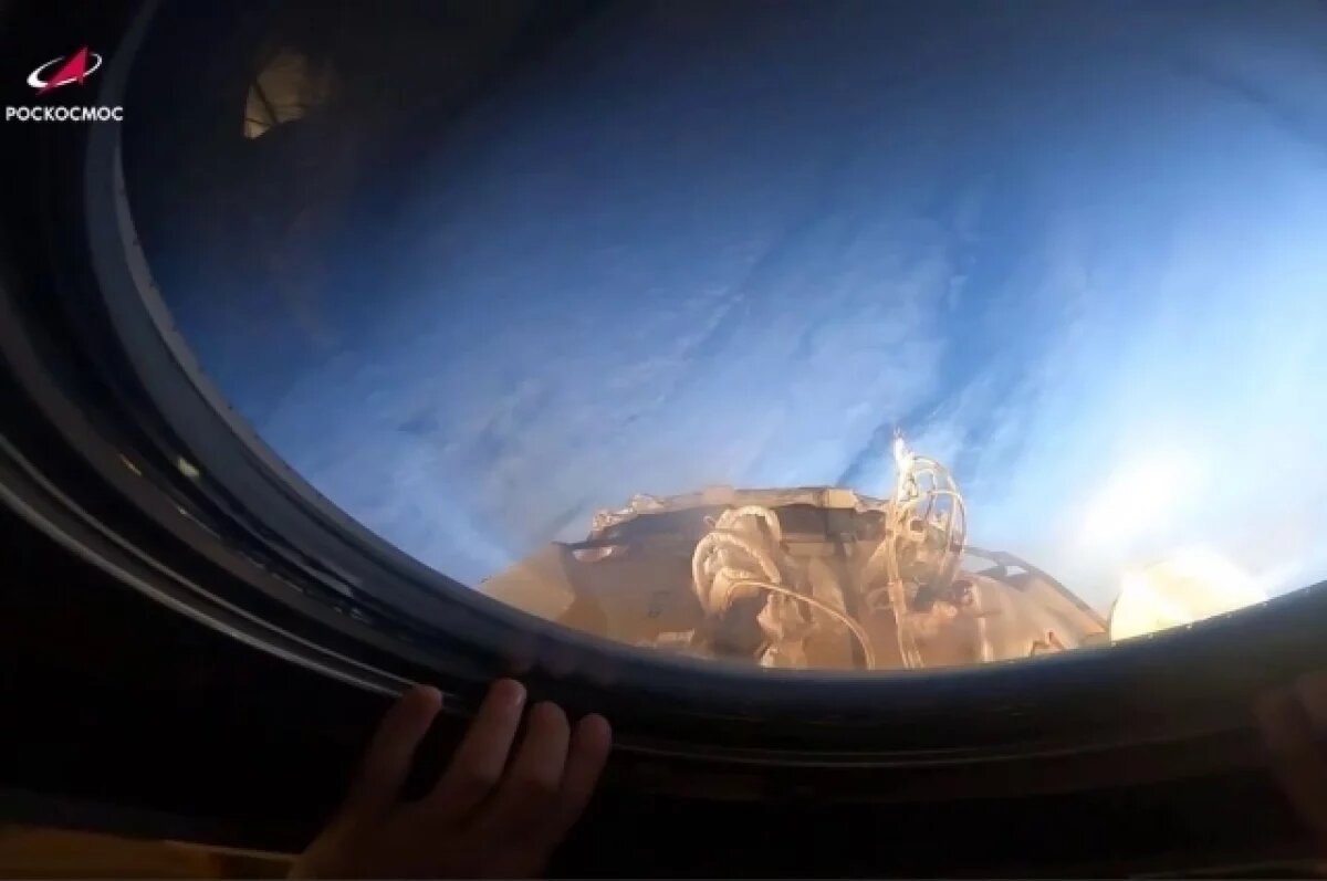    Вид на Землю из иллюминатора МКС.