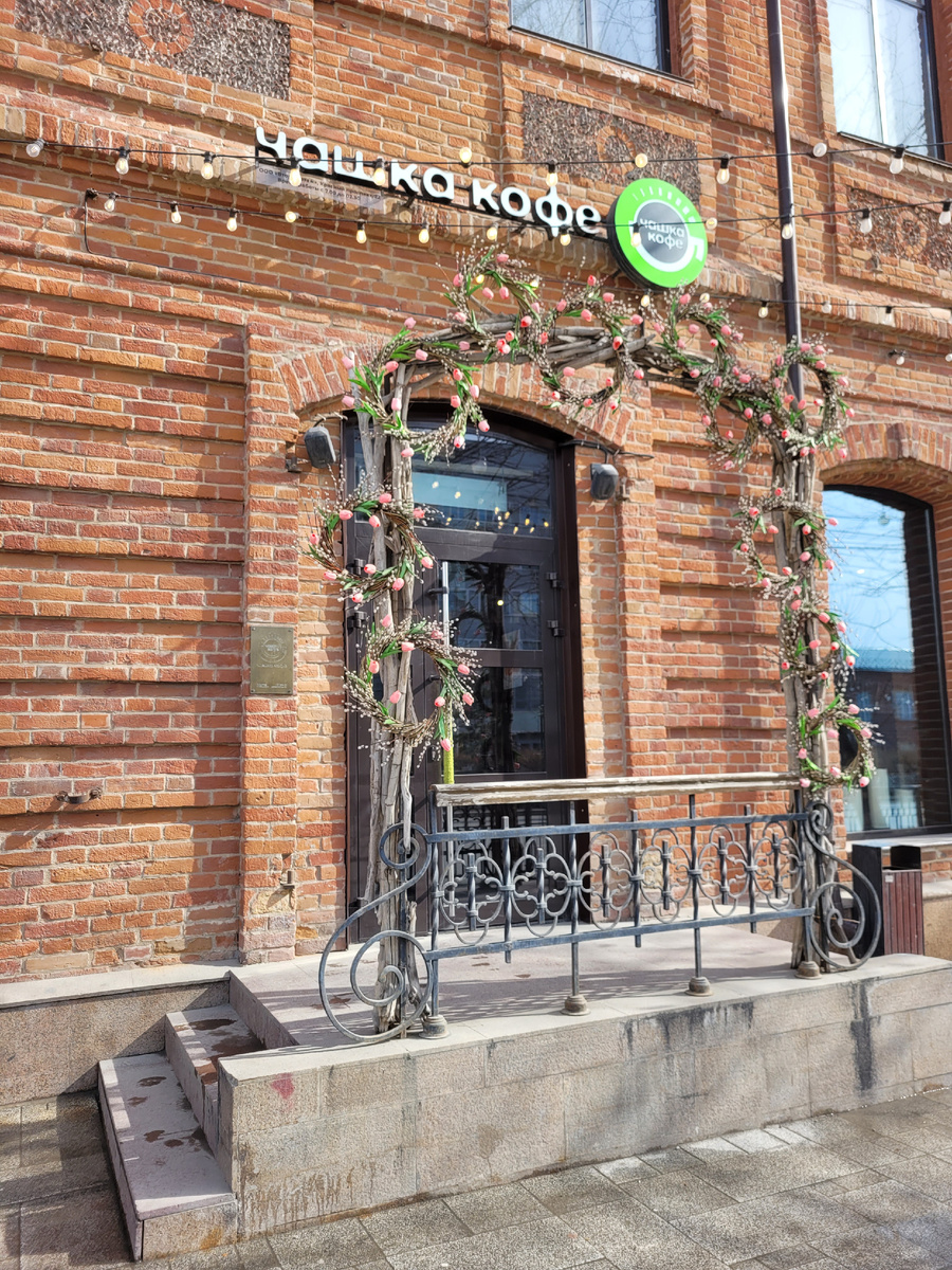 Красивое украшение входа в кафе