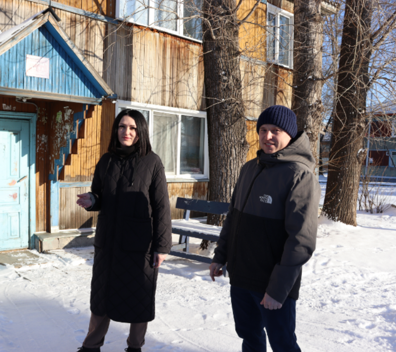 Кристина Сазанович и Иван Зуйков обсуждают благоустройство придомомвых территорий по улице Комсомольская, 19-21