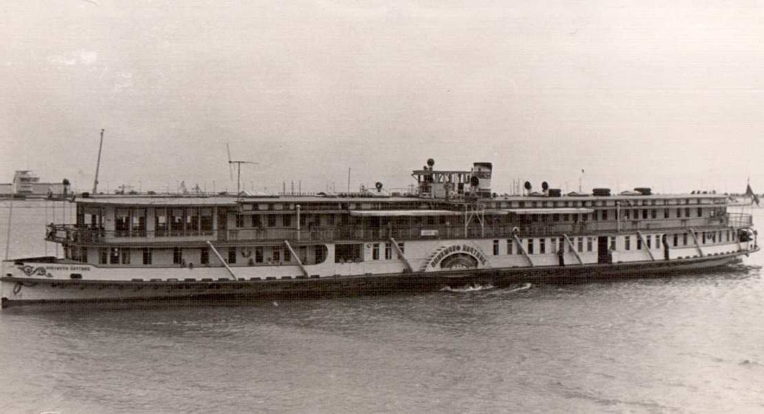 Теплоход "Дмитрий Фурманов"