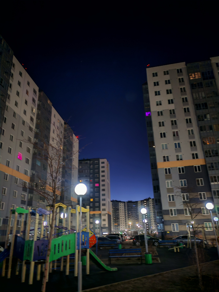 Ещё половина шестого, а небо уже начинает светлеть. 