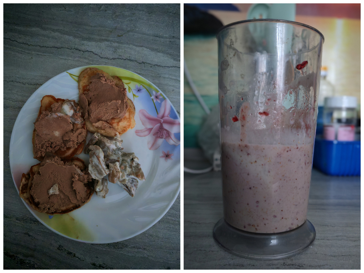 Печёночный паштет на оладьях+остатки солёных грибов (то, что вчера не доела), смузи кефир-банан-ложка черносмородинового варенья для сладости.