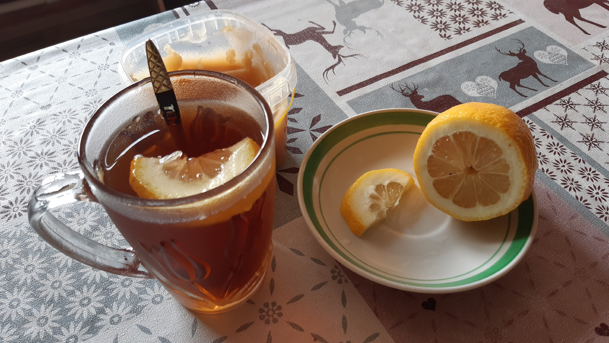 Мёд, лимон, горячий чай.