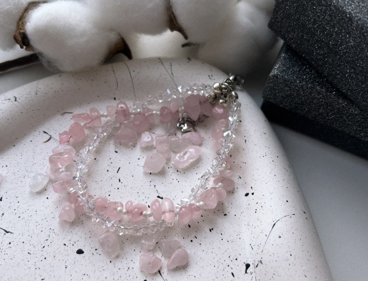 Пример браслета с крошкой из розового кварца