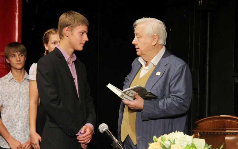  Умилительная картина: сентябрь 2011-го, Олег Табаков принимает в труппу МХТ имени Чехова Павла Табакова. ФОТО: Ekaterina Tsvetkova/Global Look Press