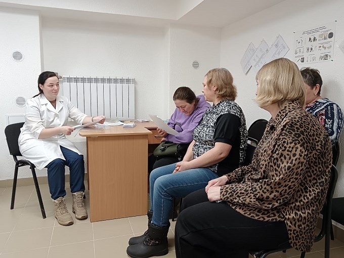 Социальные работники слушают Щукину Елену Сергеевну