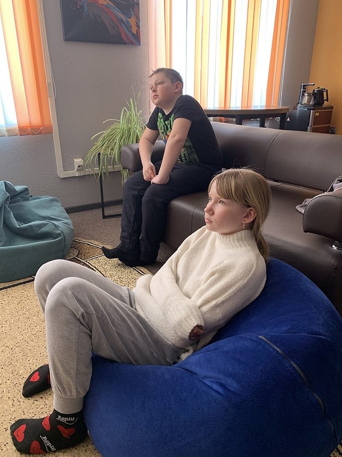 Подростки смотрят на экран телеконференции