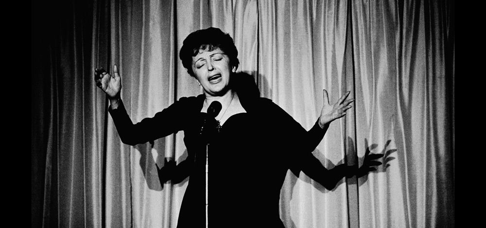 Эдит Пиаф: Я переходила из одних рук в другие, надеясь найти в них чудо. Я всегда лихорадочно искала большую любовь, истинную. И может быть, потому что я никогда не могла примириться с ложью, не могла примириться со скукой, у меня и было так много мужчин в жизни. 