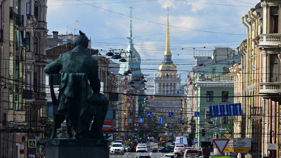 За период действия программы «Чистое небо» распространить практику переноса проводов под землю дальше Невского проспекта Смольному не удалось.📷Фото: Александр Коряков / Коммерсантъ