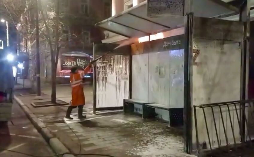     В Красноярске начали мыть остановки общественного транспорта