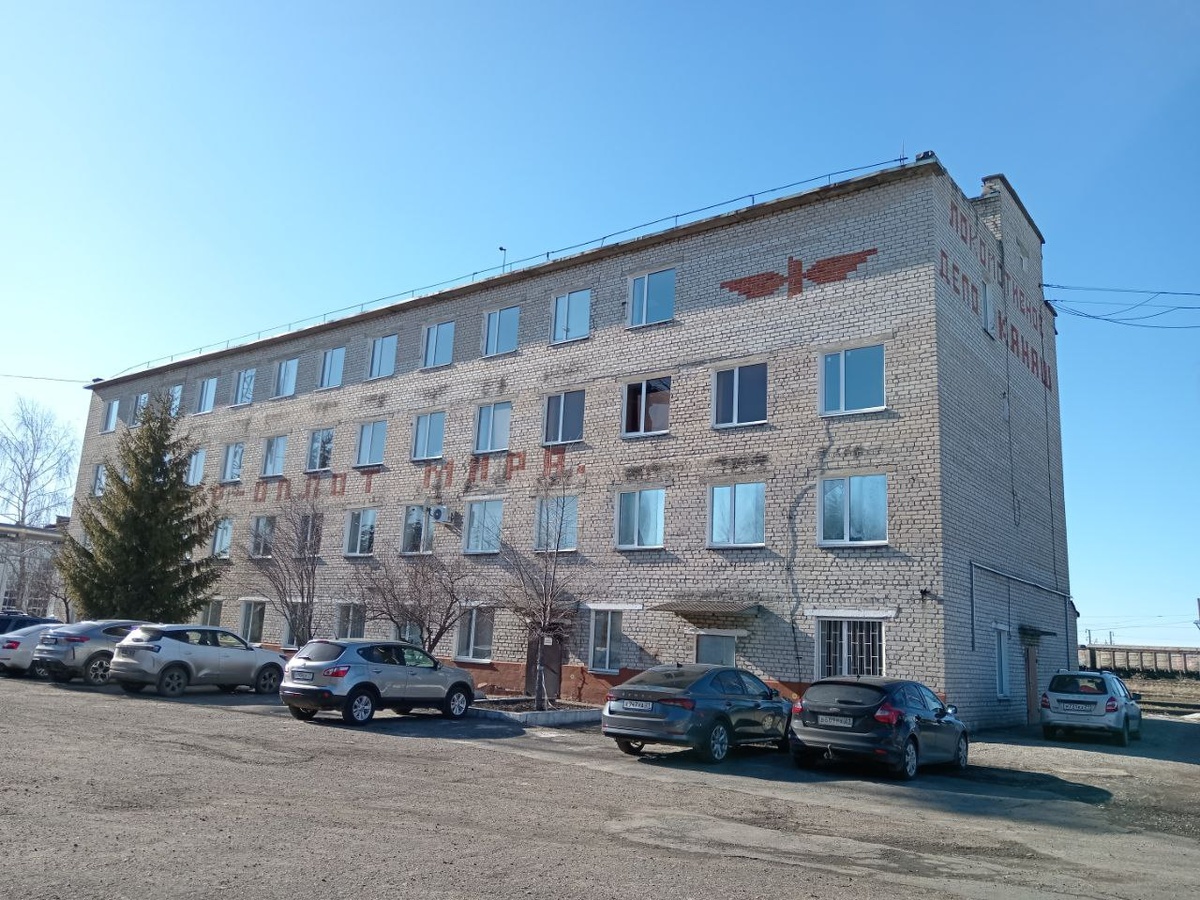 Моторвагонное депо станции Канаш Горьковской железной дороги ОАО "РЖД" (на уровне 4 этажа колесо с крыльями - символ железных дорог, а между вторым и третьим этажами надпись "СССР - оплот мира")