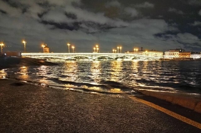    Нагонные ветры приводят к выходу Невы из берегов Фото: Telegram-канал «Александр Колесов. О погоде в Петербурге».