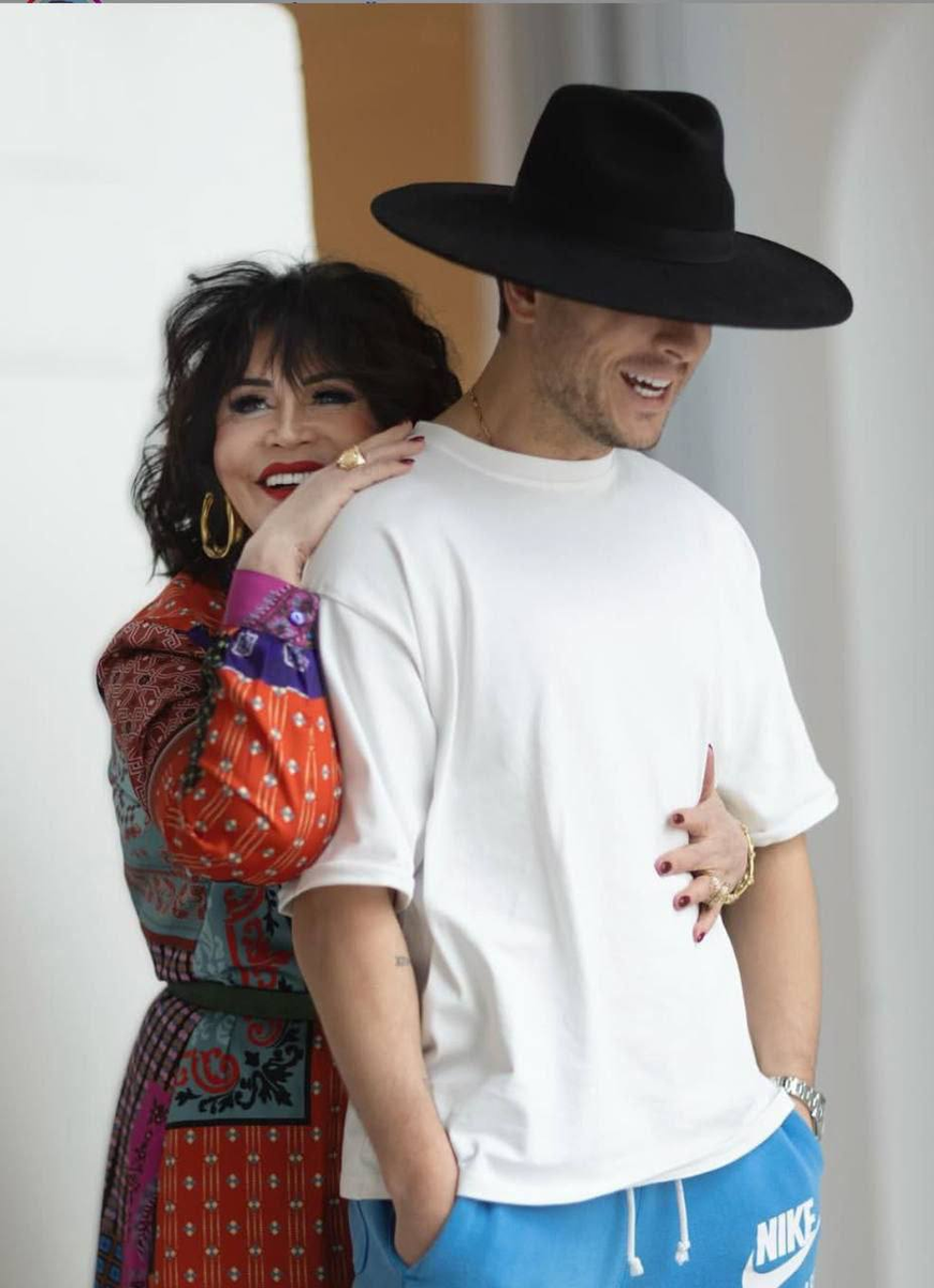 Надежда Бабкина сегодня отмечает 75-летний юбилей, прижавшись к молодому фавориту и по совместительству замдиректору ее ансамбля Сергею Рябову