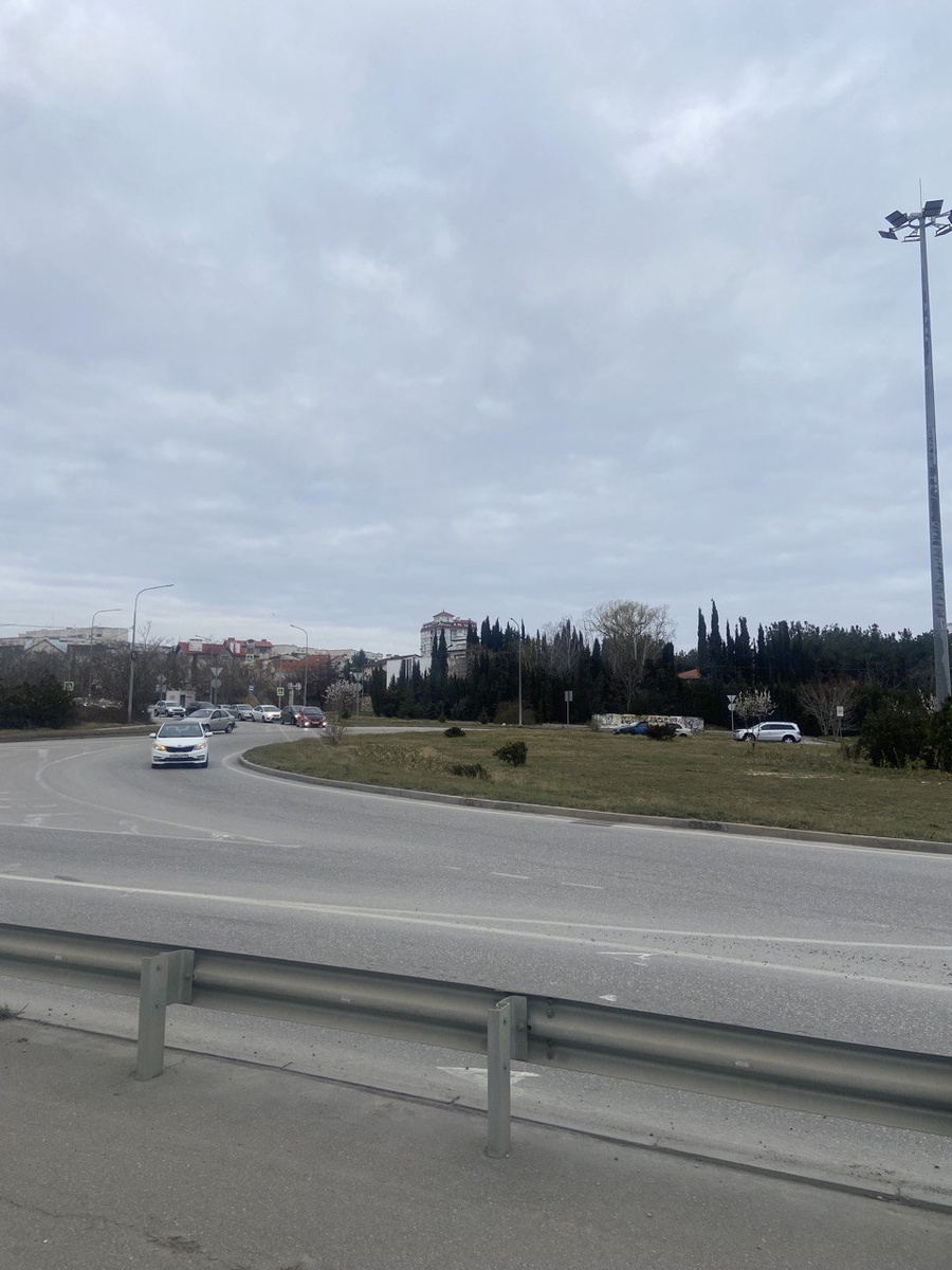  Выявлен ряд технических неисправностей, которые могут привести не только к штрафу, но и к лишению права управления транспортным средством прямо на дороге. В отличие от явных нарушений правил дорожного движения, эти проблемы часто остаются незамеченными самими водителями, но  могут  инспекторами ГИБДД. 
В этой статье мы подробно рассмотрим, какие поломки автомобиля могут стать причиной серьёзных неприятностей на дороге, и дадим рекомендации, как избежать неприятностей в пути. Итак, не теряйте времени, поехали!