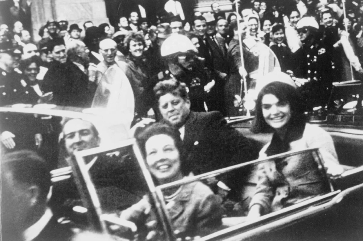    Бывший президент США Джон Ф. Кеннеди (в центре), первая леди Жаклин Кеннеди (справа) и губернатор Техаса Джон Конналли (слева) с женой.