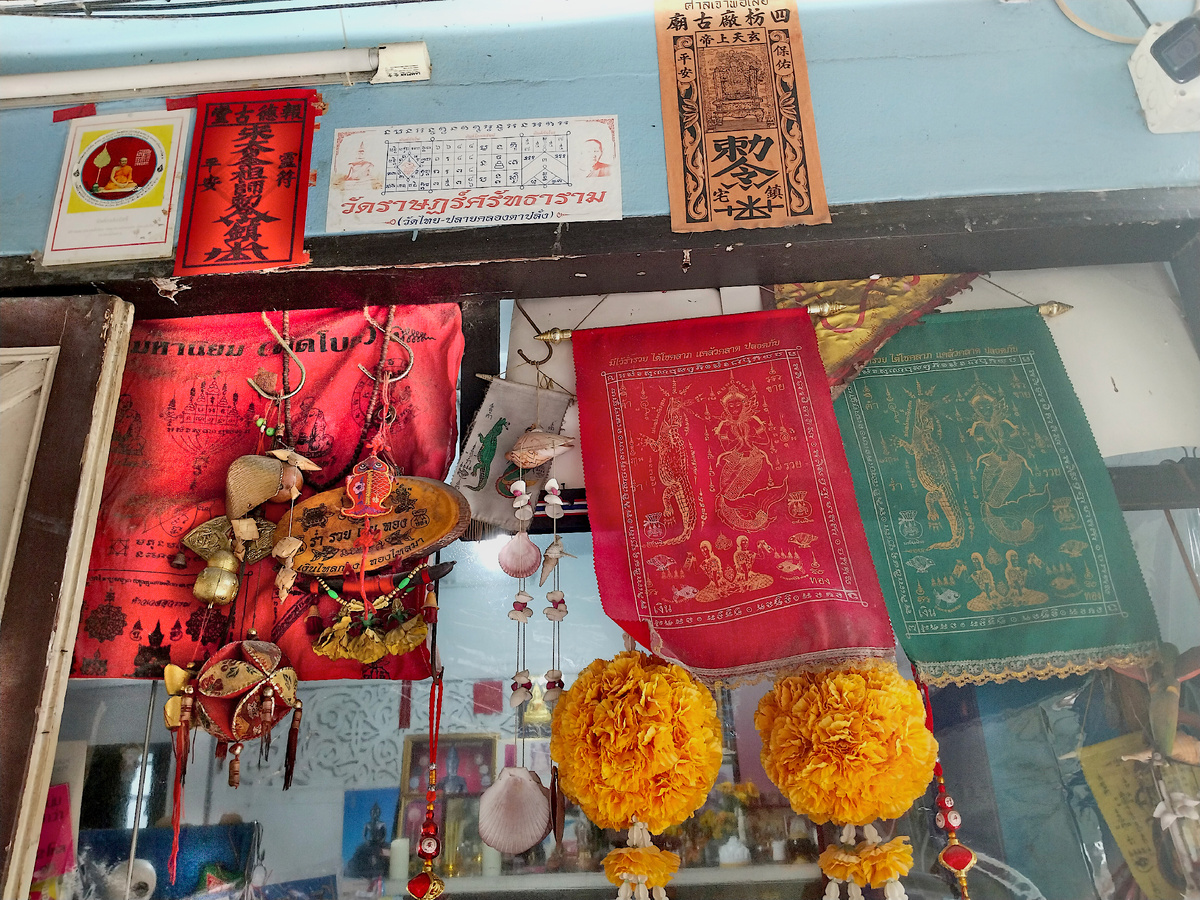 Амулеты над входом в частный магазин. Фото автора.