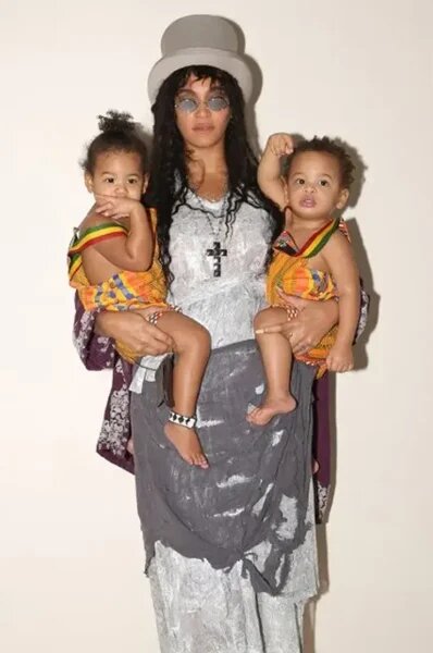    Бейонсе с младшими детьми. Фото: Сплетник