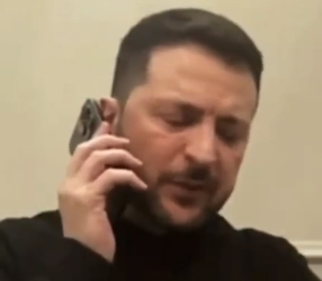 Тильки що розмовляв с Макроном. Мелоди д'амур шантэ лё кёр д'Эммануэль...