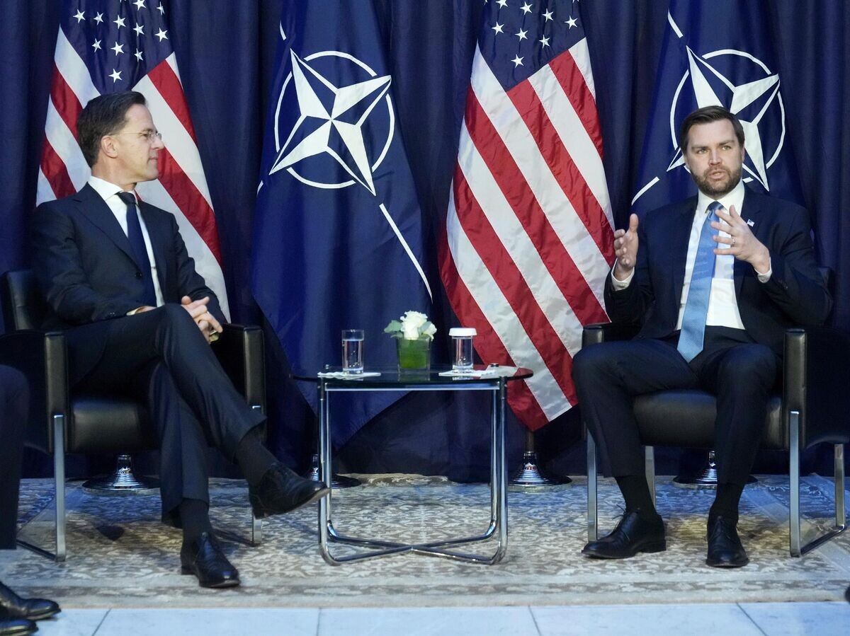    Генеральный секретарь НАТО Марк Рютте и вице-президент США Джей Ди Вэнс на Мюнхенской конференции по безопасности© AP Photo / Matthias Schrader