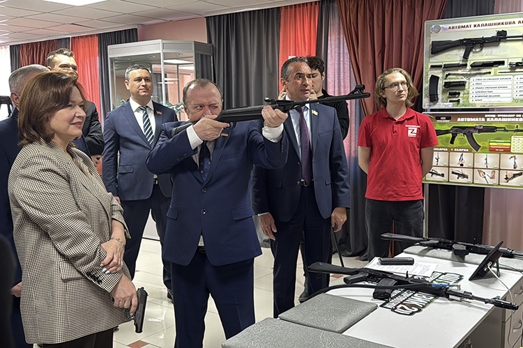   Зампредседателя экологического комитета Госсовета РТ Назип Хазипов опробовал интерактивный стрелковый тренажер — макет автомата Калашникова.   
Фото: Земфира Тухфатуллова