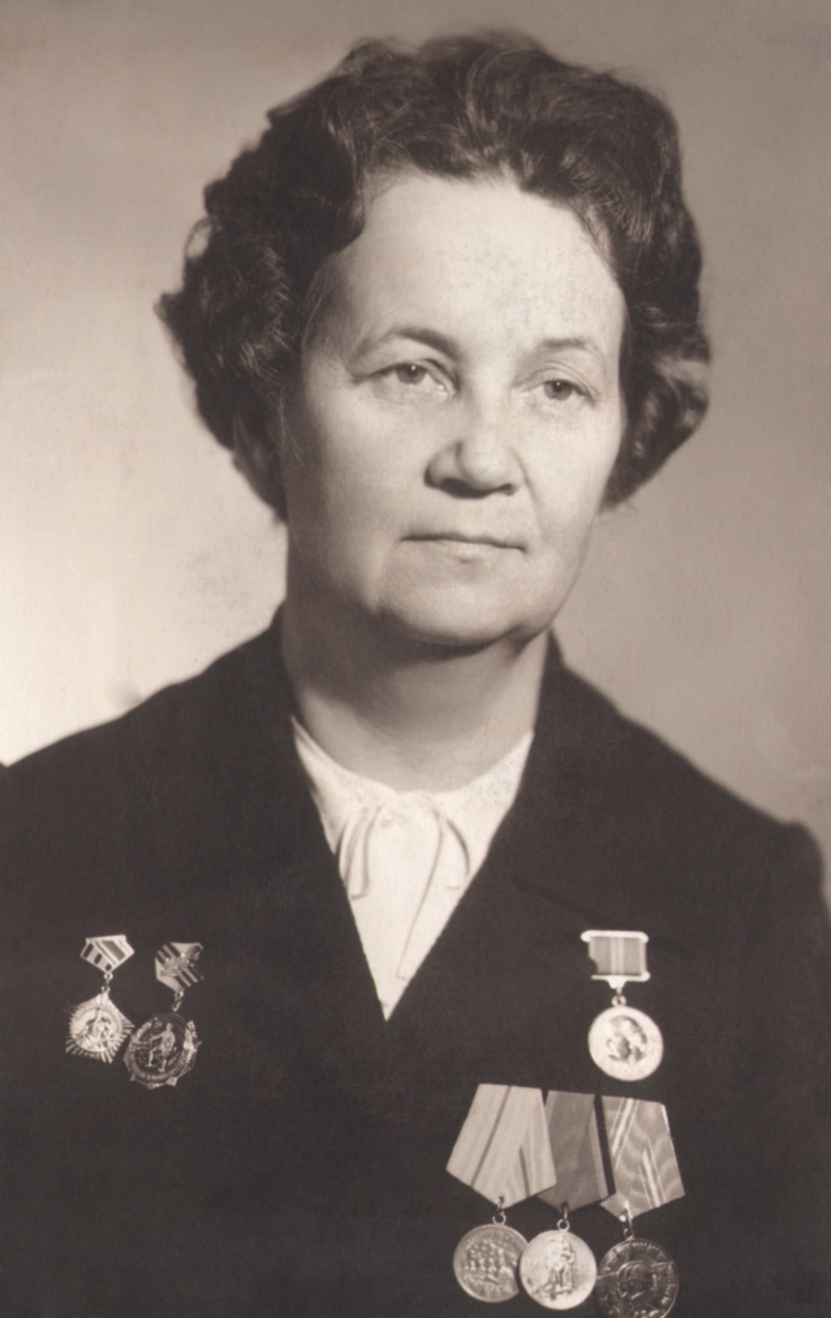 Галина Валерьяновна Голубева весной 1942 года ушла на фронт добровольцем. Попала на Южный фронт под Сталинград, служила в 17-м отдельном прожекторном батальоне 62-й армии генерала Чуйкова. Награждена орденами Красной Звезды, Отечественной войны I степени, медалью «За оборону Сталинграда» и другими медалями.