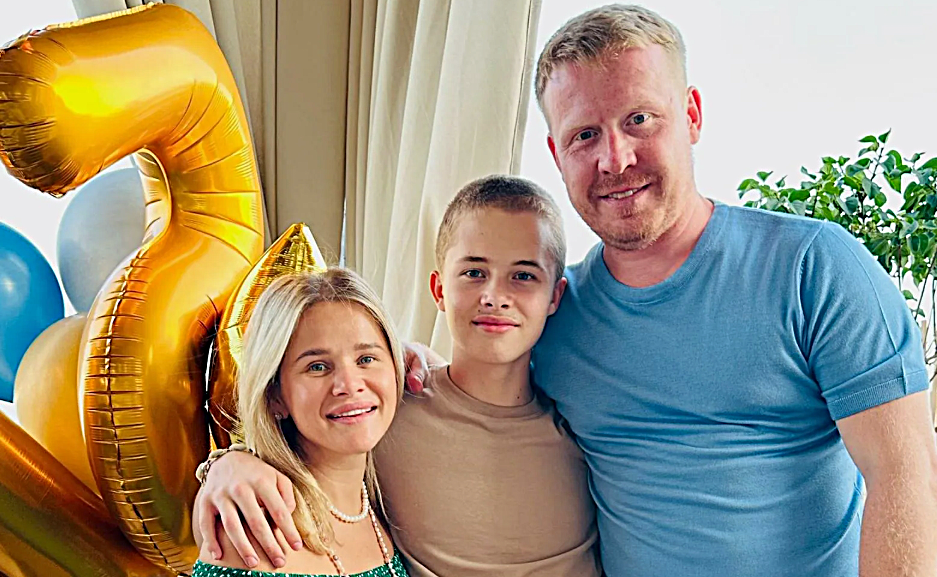 на фото Антон Богданов с женой Лаурой Кемстач и пасынком Леоном 