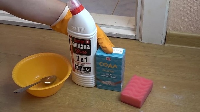 Белизна может оставить пятна на линолеуме. / Фото: santreyd.ru