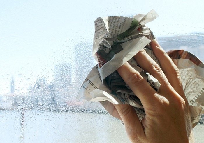 После обработки газетой стекло будет мутным. / Фото: art-mumu.ru