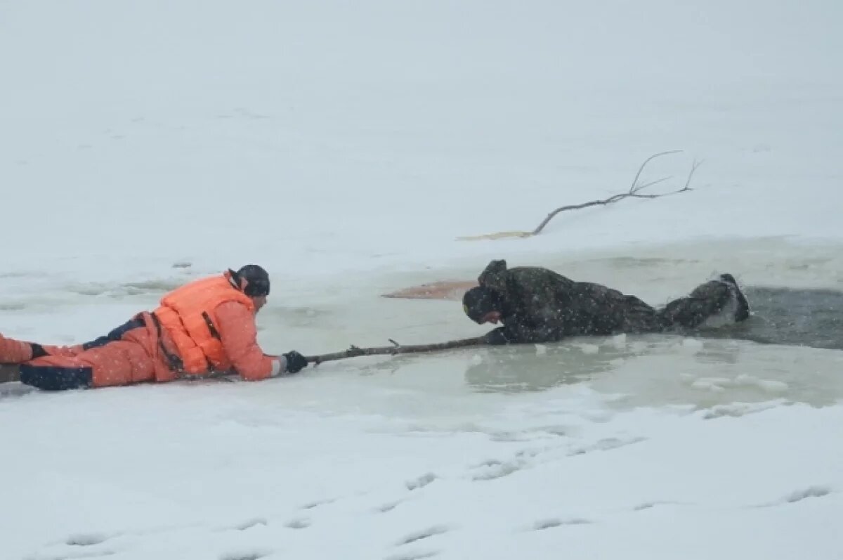    В осенне-зимний период в регионе зарегистрировано четыре происшествия на водных объектах. Погибли два человека, спасли троих.