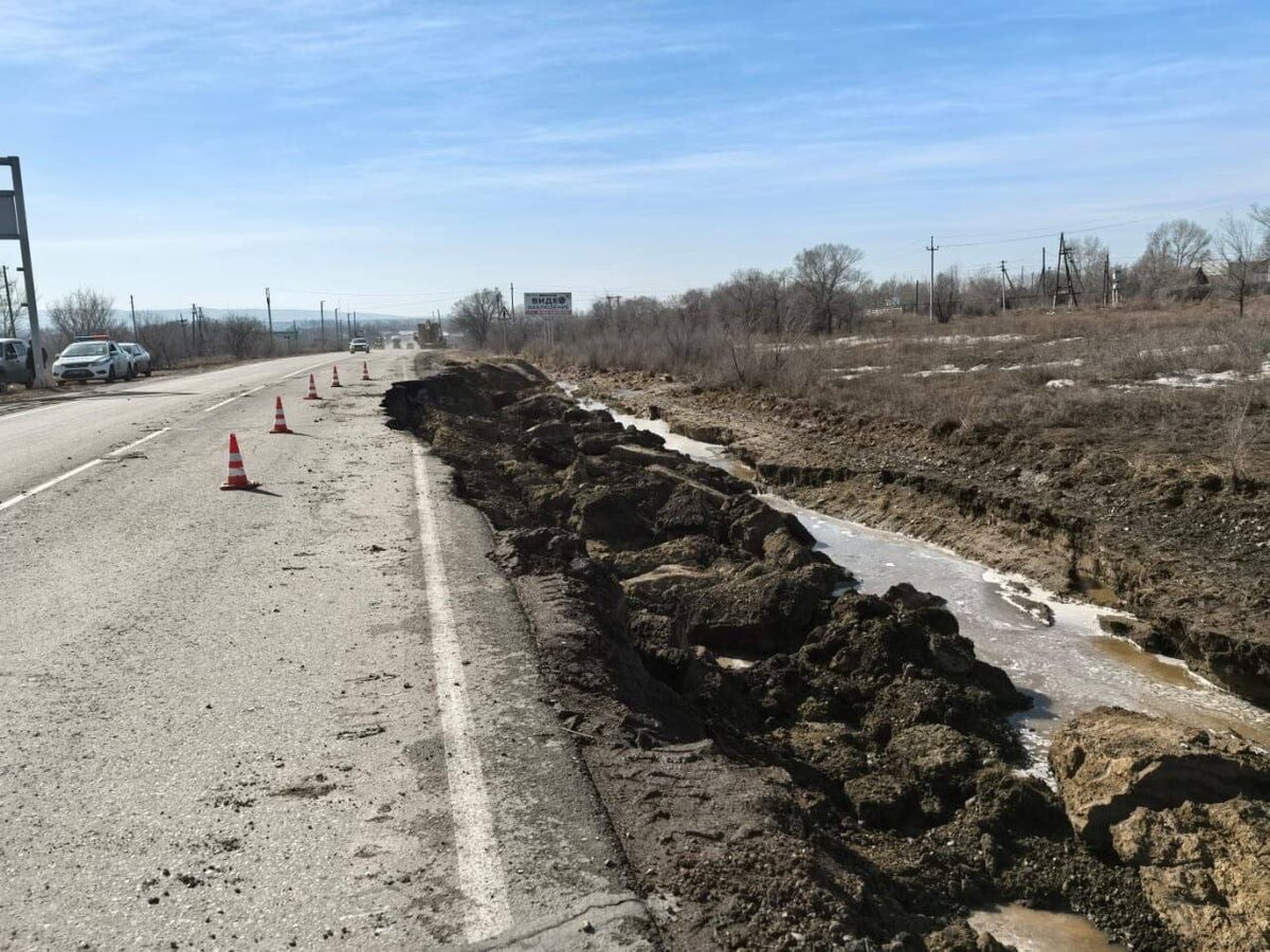     На въезде в Минусинск размыло обочину и обвалилась часть дороги