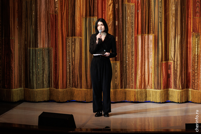    В финал второго городского фестиваля школьных театров "Тема" вышли 12 трупп. Показы спектаклей финалистов прошли во Дворце химиков.