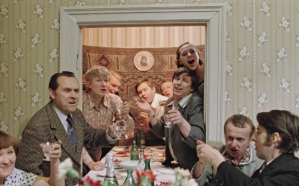 Сцена свадьбы в "Москва слезам не верит" - сдвинутые вместе (и наверняка одолженные у соседей) столы через всю квартиру, потому что "Разве в ресторане вкусно накормят?"