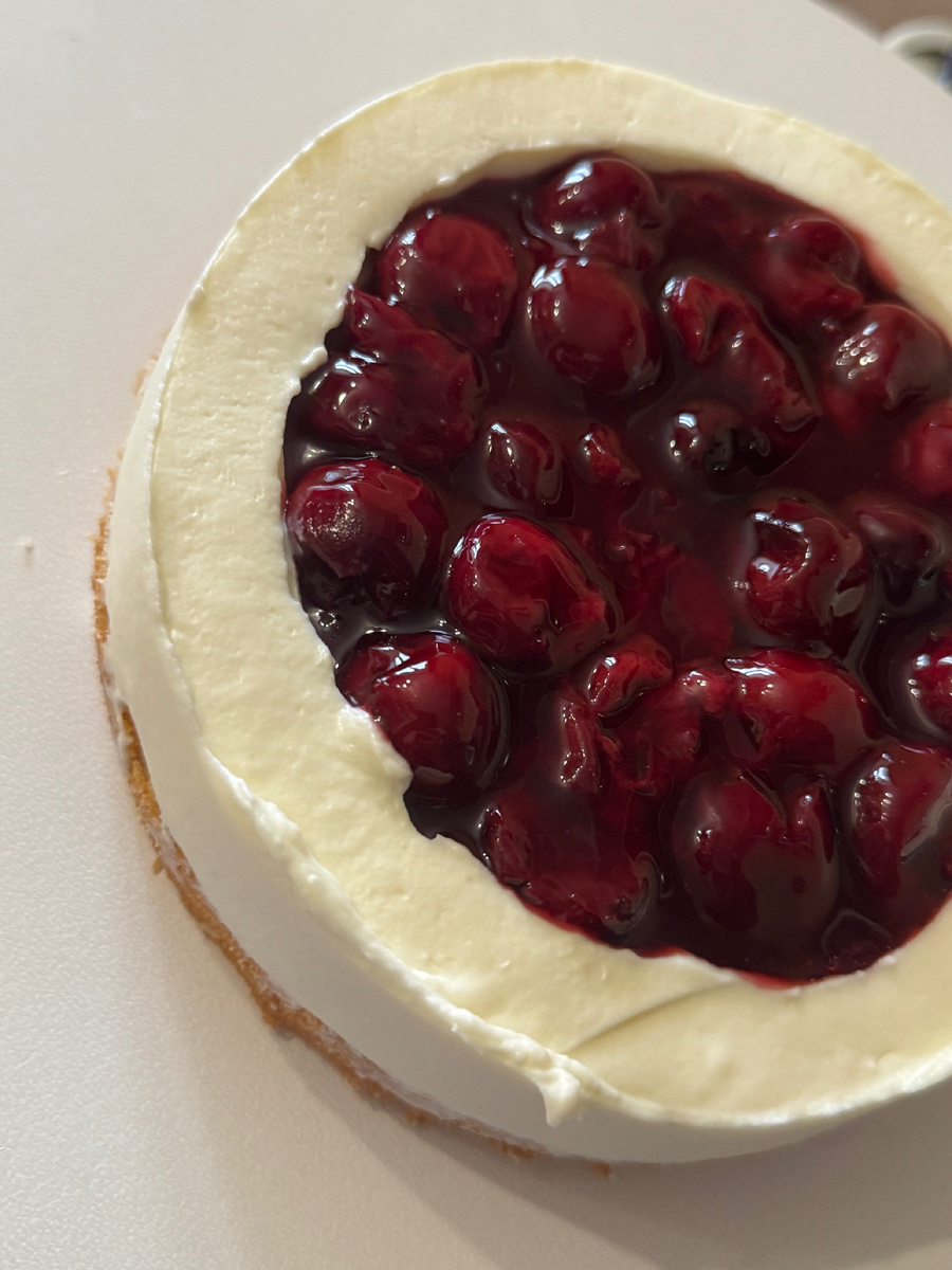 Ванильный бисквит с вишневой начинкой и кремом 