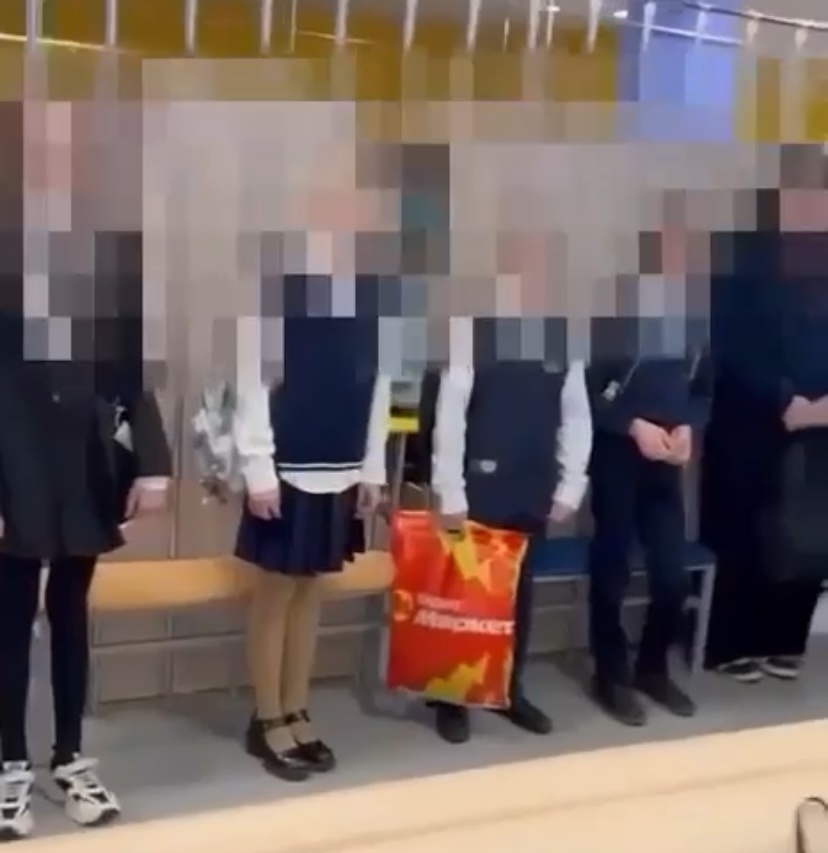 Директор их остановила на время звучания гимна