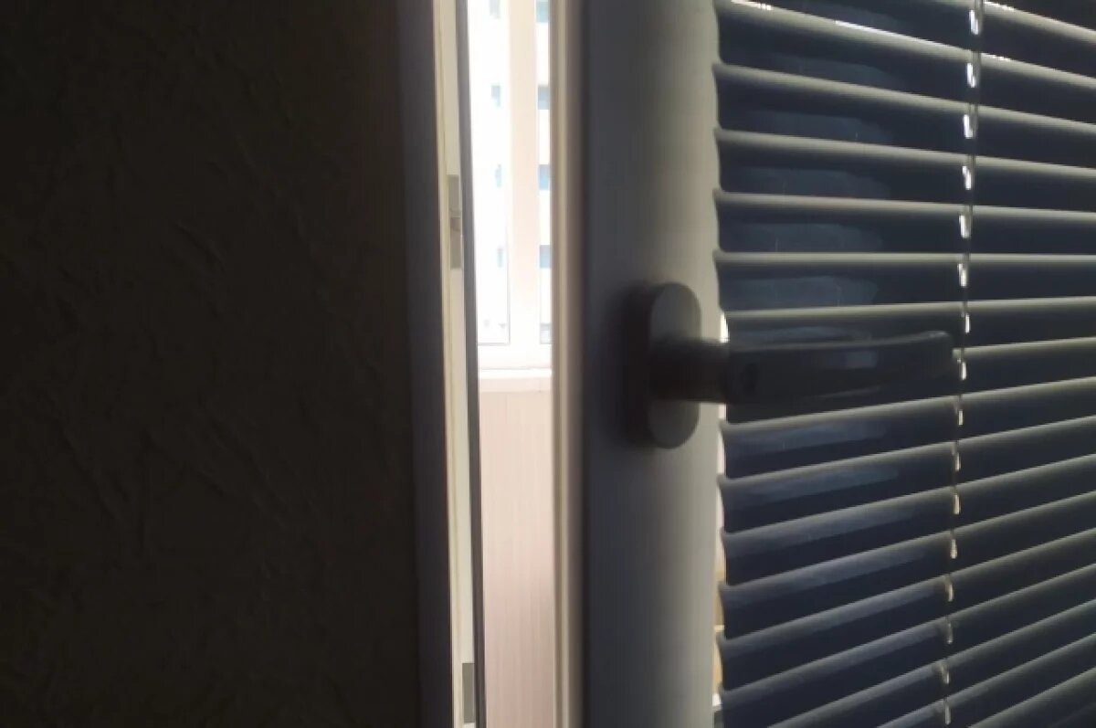    Спасатели выручили родителей, запертых на балконе любопытным ребенком