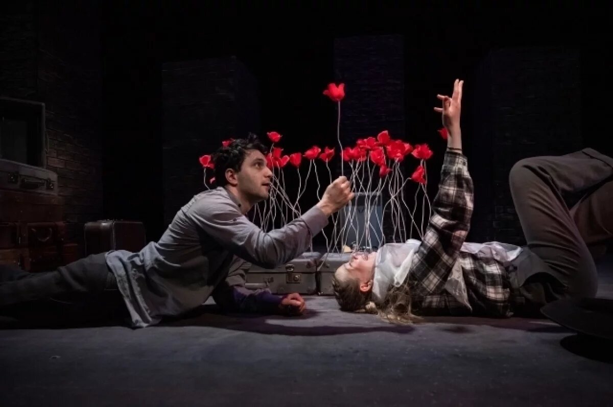     В спектакле есть место не только труду, но и любви, и юмору.