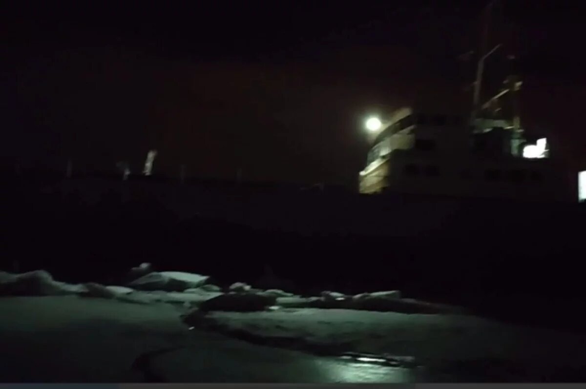    В Ленобласти грузовой корабль «Светлый 22» оторвало льдом от причала