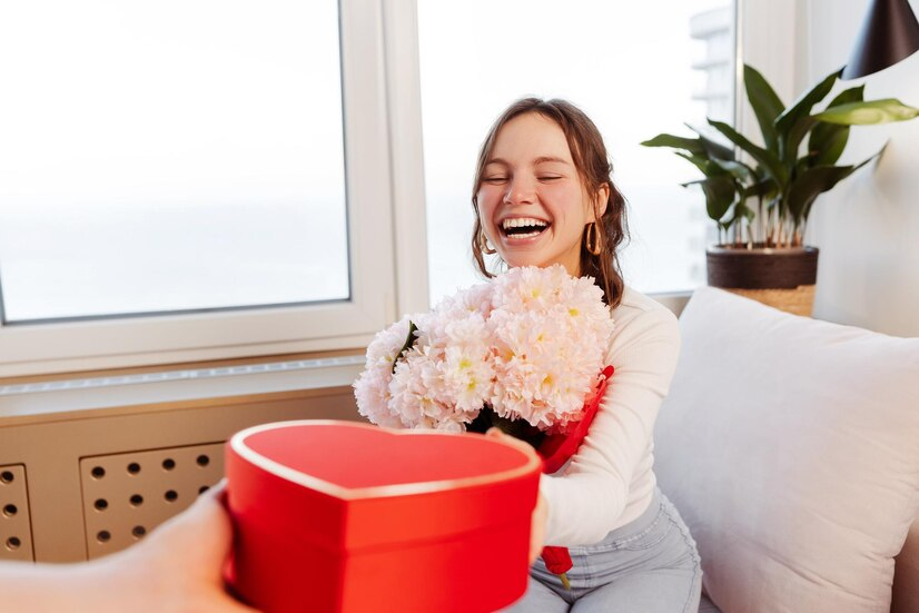 Девушкам приятно получать подарки не только на день рождение, но и без повода!