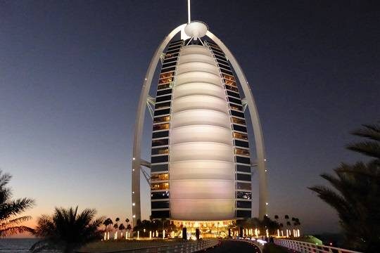    Модель с переломами конечностей и позвоночника нашли на обочине дороги в Дубае