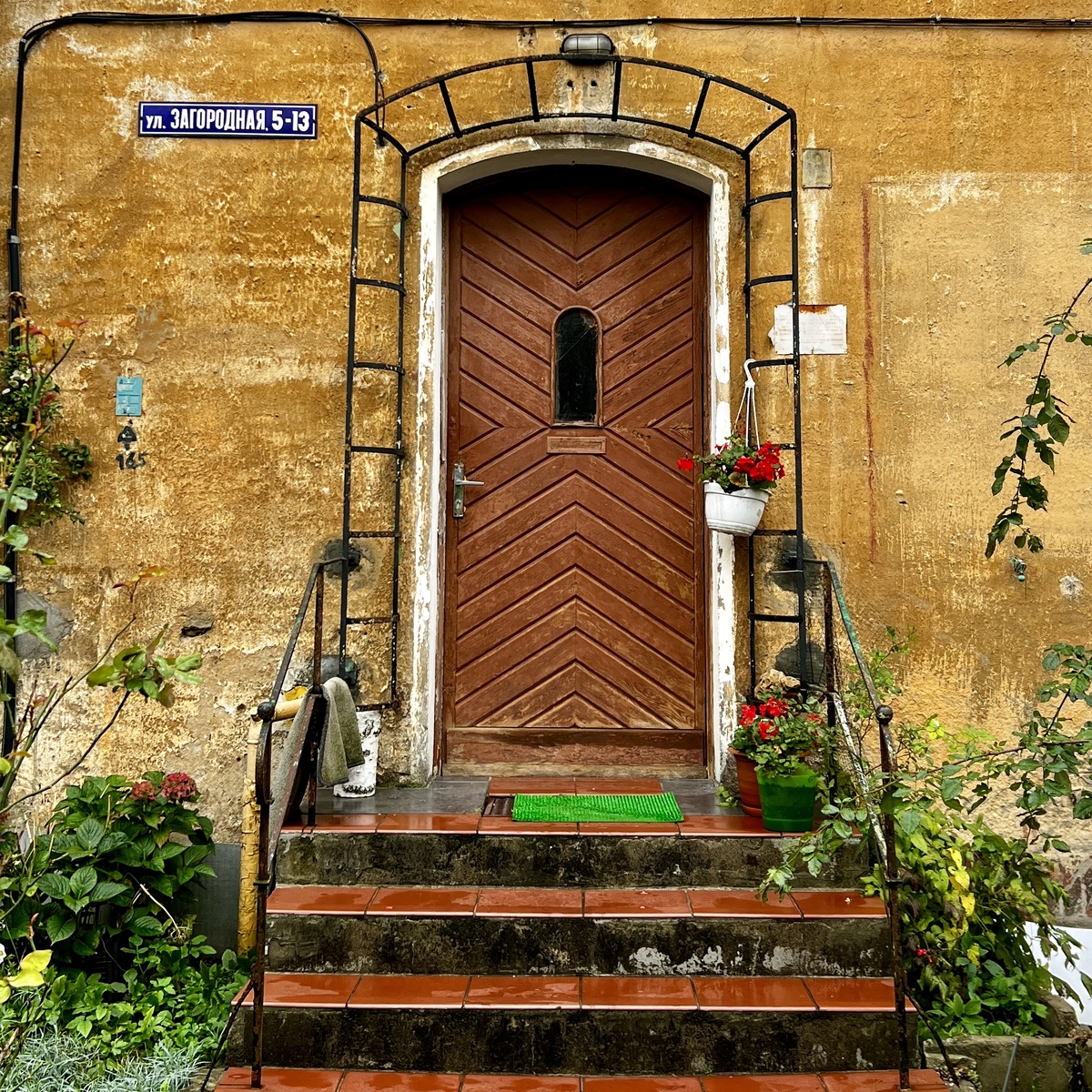 Гуляя по ул. Загородной в Марауненхофе (ориентир ул. Тельмана и Островского), встретила такую симпатичную ухоженную дверь 