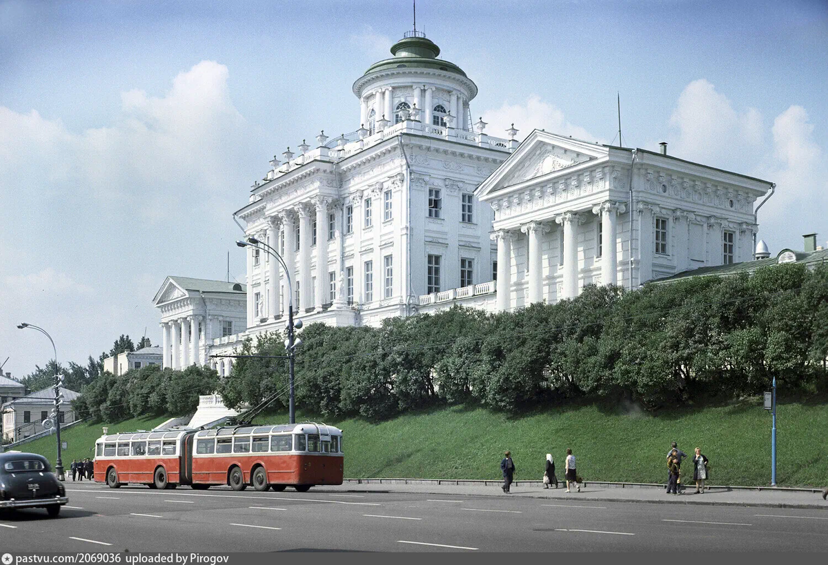 Троллейбус СВАРЗ-ТС1 на Моховой улице, 1972. Автор фото: В. Вдовин. С сайта www.pastvu.com. *Позже по одной штуке таких троллейбусов сделали в Ленинграде и Тбилиси.