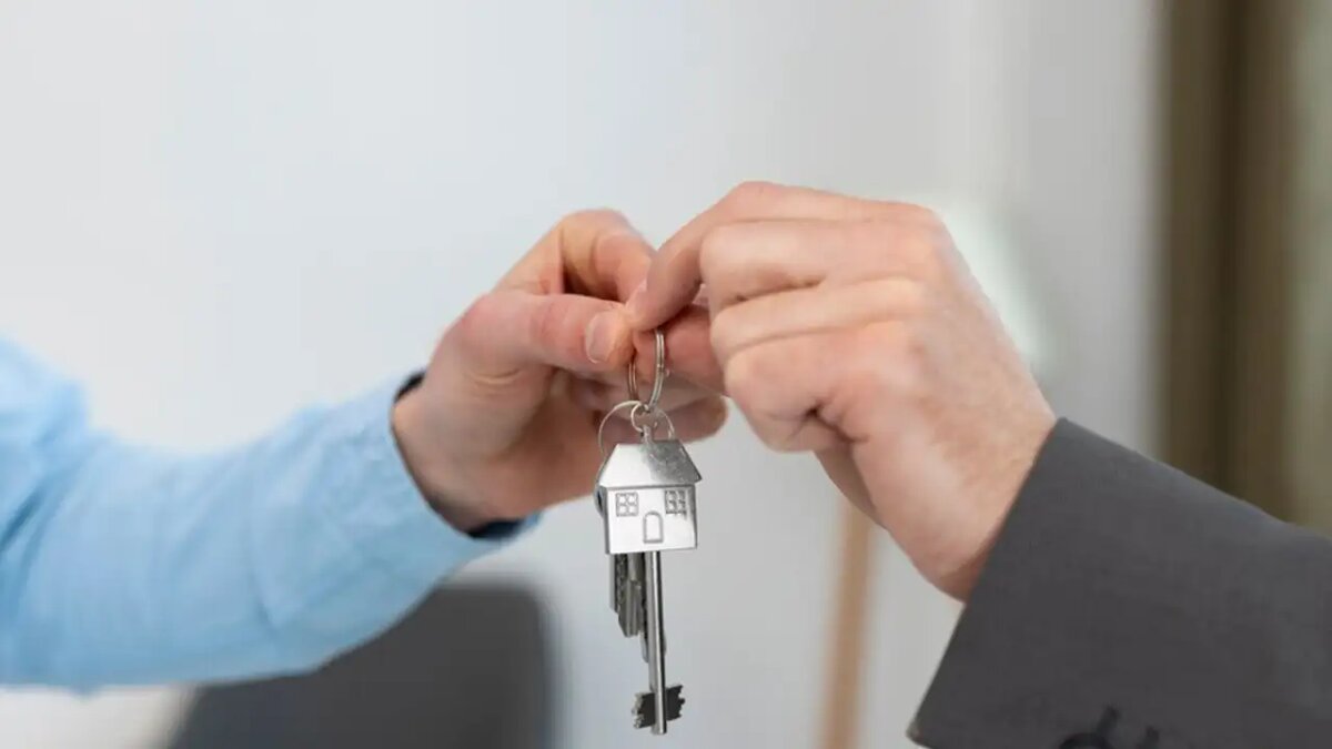    Ключи от квартиры в новостройке.