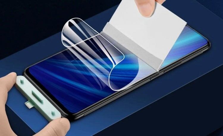    Гидрогель проще нанести на экран. Иллюстрация: iGrape