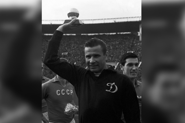  Фото © Ун Да-син Вячеслав, Шандрин Виктор / ТАСС / Лев Яшин с призом «Золотой мяч», 1963 год