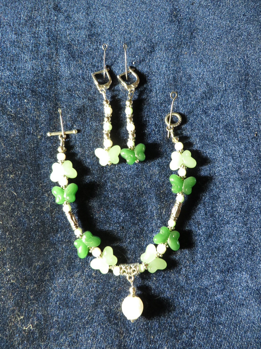 Браслет из нефрита с с тигровым глазом в серебре.