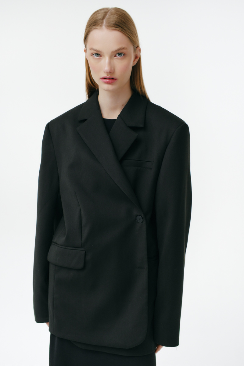 Чёрный женский жакет актуального кроя