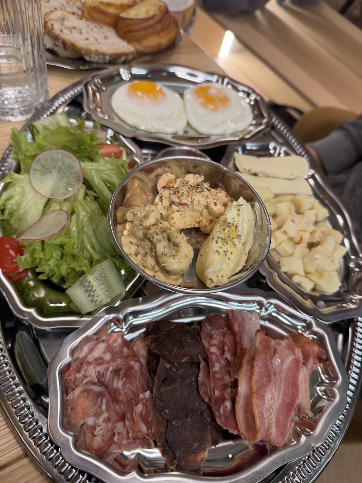 Это, кстати, большой завтрак пташки) 