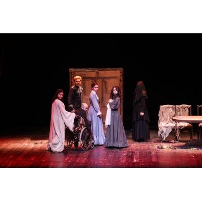 Ереванский Театр пантомимы замахнулся не на что-нибудь, а на Августа нашего Стриндберга. Его репертуар пополнился спектаклем "СОНАТА ПРИЗРАКОВ" в постановке Инны Ахназарян.