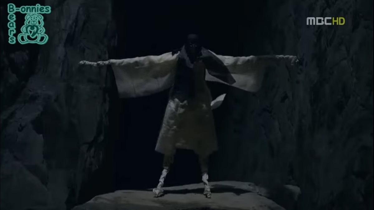 Красавчик, конечно, но не очень дружелюбный. Впрочем, может это только работа, а сердце у парня - золотое!